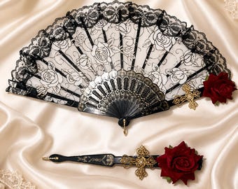 Abanico plegable de rosa con encaje negro, estilo gótico vintage, accesorio de cruz dorada con flor roja.