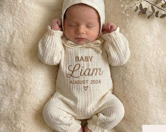 Personalisierter 4-lagiger Musselin-Babystrampler mit Mütze, individueller Namenstickerei