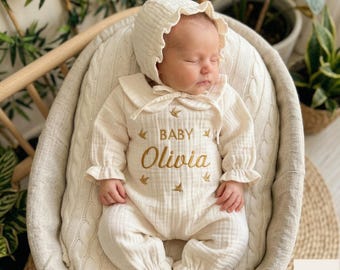 Personalisierter Baby Strampler aus 4-lagigem Musselin – Bio Neugeborenen Outfit, Coming Home Set + GRATIS Mütze