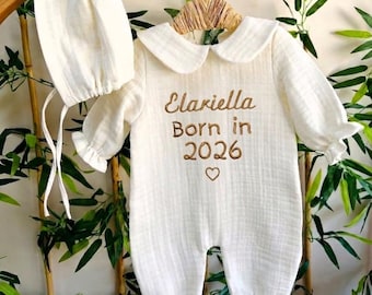 Personalisierter 4-lagiger Musselin-Babystrampler mit benutzerdefinierter Namensstickerei (inklusive kostenloser Mütze)