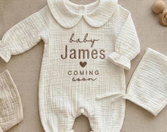 Personalisierter Baby Strampler aus 4-lagigem Musselin – Bio Neugeborenen Outfit, Coming Home Set + GRATIS Mütze
