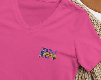 Krankenschwester Gehirn Laden T-Shirt mit V-Ausschnitt | Personalisiertes RN Gesundheit Graduierung Shirt