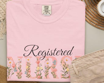 Floral Registered Nurse T-Shirt - RN Wildflower Medizinisches T-Shirt - Ästhetisches Geschenk für das Apotheke - Pflegeschülerin Top - Komfortfarben RN Shirt