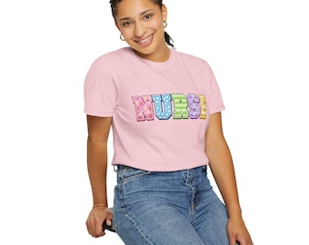 Bunter Blockbuchstabe NURSE T-Shirt | Regenbogen Krankenschwester Tee
