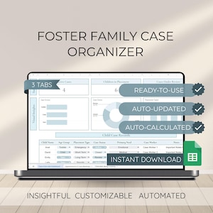 Può includere: Un laptop mostra un organizzatore di casi per famiglie affidatarie con il testo "FOSTER FAMILY CASE ORGANIZER". Lo schermo mostra un foglio di calcolo con sezioni per i registri dei bambini, lo stato del caso e i tipi di collocamento.