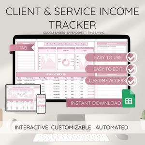 Può includere: Un monitor di computer che mostra un foglio di calcolo rosa e bianco intitolato "Client & Service Income Tracker". Lo schermo mostra grafici, tabelle e il testo "Easy to Use", "Easy to Edit" e "Lifetime Access". Un tablet e un telefono mostrano lo stesso foglio di calcolo.