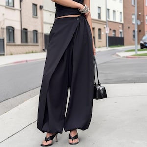 Wikkelbroek met wijde pijpen: elegante gedrapeerde broek met hoge taille, minimalistische stijl