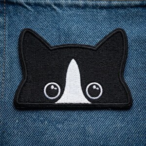 Black Cat Peeking Embroidered Patch – Iron-On Kitten Applique Badge