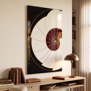 Può includere: Un'opera d'arte murale rettangolare con un design stilizzato di conchiglia di nautilo. Il grafico consiste in una spirale centrale color bordeaux scuro che transita in segmenti bianchi, delineati da sottili linee dorate su sfondo nero.