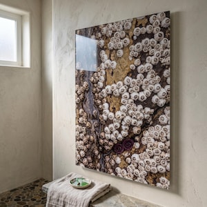 Puede incluir: Una pieza de arte mural rectangular que presenta una fotografía de alta resolución de una superficie rocosa densamente cubierta de percebes blancos y un pequeño grupo de anémonas de mar de color púrpura oscuro, sobre una pared texturizada.
