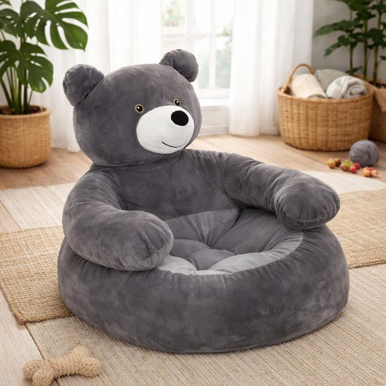 Pu&ograve; includere: Una tazza di ceramica bianca con manico nero e la scritta "But First, Coffee" in nero, in grassetto. La tazza &egrave; probabilmente di dimensioni comprese tra 325 e 444 ml, perfetta per una bevanda mattutina.