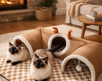 Comodo tunnel-cuccia per gatti con tabella delle taglie e tappetino da gioco in peluche