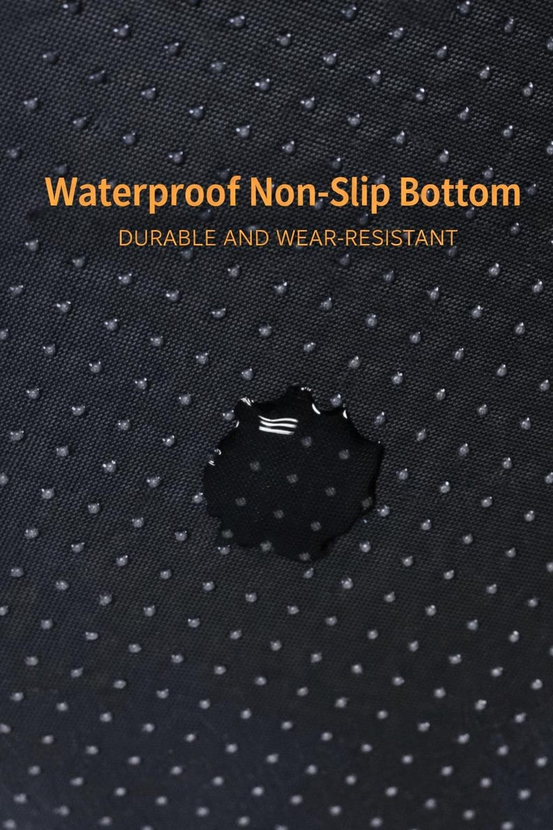 Pu&ograve; includere: Primo piano di un tessuto nero, strutturato, con una superficie antiscivolo. Il tessuto presenta piccoli punti bianchi in rilievo e una macchia d'acqua scura. Il testo in arancione recita "Waterproof Non-Slip Bottom" e "Durable and Wear-Resistant."