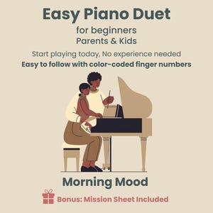 Könnte beinhalten: Eine weiße Keramik-Tasse mit schwarzem Henkel und dem Text "But First, Coffee" in schwarzer, fetter Schrift. Die Tasse steht auf einer Holzoberfläche. Die Tasse ist leer.