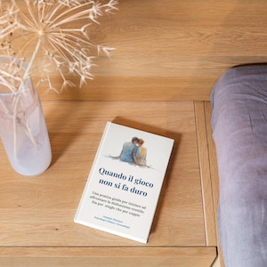 Può includere: Un libro bianco intitolato "Quando il gioco non si fa duro" con un'illustrazione di una coppia seduta insieme sulla copertina. Il libro presenta il sottotitolo "Una pratica guida per iniziare ad affrontare la disfunzione erettile sia per single che per coppie" e il nome dell'autore Antonio Marasco.