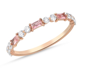 Anillo de eternidad de oro macizo de 14 quilates con zafiro rosa talla baguette y detalles de diamantes de laboratorio.