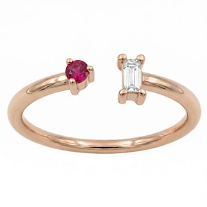 Anillo abierto de oro de 14 quilates con rubí y diamante talla baguette. Joyería fina minimalista y delicada.