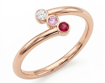Anillo de oro macizo de 14 quilates con tres piedras: diamante, zafiro rosa y rubí. Joyería fina minimalista y delicada.