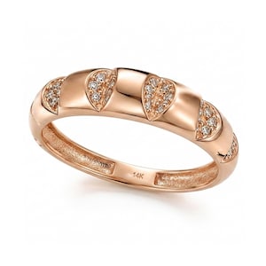 Puede incluir: Anillo de oro rosa con un patr&oacute;n repetitivo de barras curvas y secciones en forma de coraz&oacute;n. Cada secci&oacute;n en forma de coraz&oacute;n est&aacute; incrustada con peque&ntilde;as gemas brillantes. El anillo est&aacute; marcado con "14K".