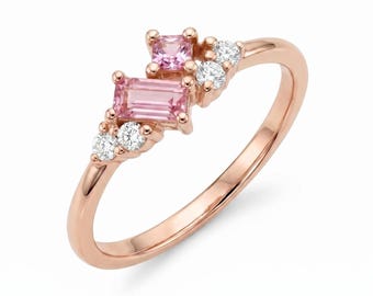 Anillo de oro rosa de 14 quilates con zafiro rosa talla baguette y corte princesa, banda con detalles de diamantes, joyería minimalista.