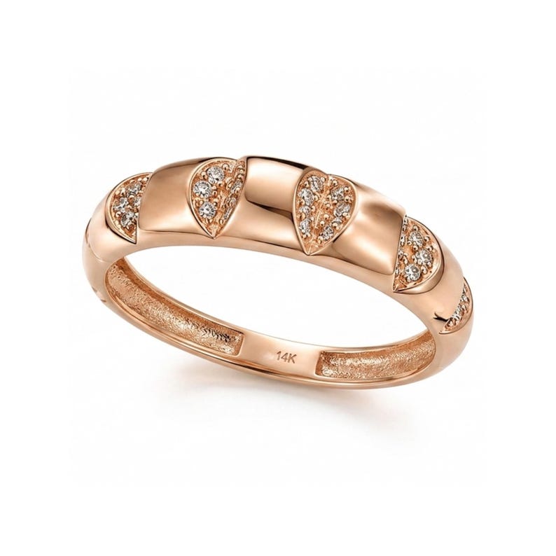 Puede incluir: Anillo de oro rosa con un patr&oacute;n repetitivo de barras curvas y secciones en forma de coraz&oacute;n. Cada secci&oacute;n en forma de coraz&oacute;n est&aacute; incrustada con peque&ntilde;as gemas brillantes. El anillo est&aacute; marcado con "14K".