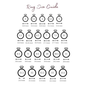 Puede incluir: Una gu&iacute;a de tallas de anillos con tama&ntilde;os de 3 a 13.5, cada uno representado por un anillo con un diamante en la parte superior. Se proporcionan medidas en mil&iacute;metros para cada talla, con flechas que indican el di&aacute;metro.
