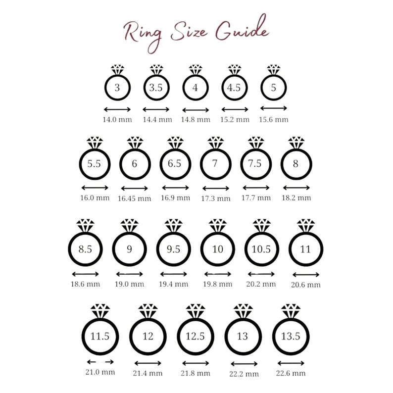 Puede incluir: Una gu&iacute;a de tallas de anillos con tama&ntilde;os de 3 a 13.5, cada uno representado por un anillo con un diamante en la parte superior. Se proporcionan medidas en mil&iacute;metros para cada talla, con flechas que indican el di&aacute;metro.