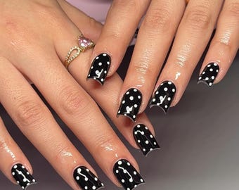 Basic Schwarz und Weiß Polka Dot Square Drücken Sie auf die Nägel | Retro Medium ausgestellte Gefälschte Nägel | Minimalistische einfarbige Nail Art für die tägliche Abnutzung