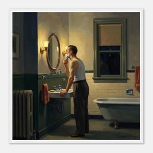 Peut inclure: Un homme se rase dans une salle de bain vintage, éclairée par une lumière chaude. Il se tient devant un miroir, tenant un rasoir. La salle de bain comprend un lavabo blanc, une baignoire et une fenêtre avec un store fermé. Les murs sont peints dans des tons de vert et de beige.