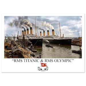Könnte beinhalten: Ein historischer Druck mit der RMS Titanic und der RMS Olympic in einem Hafen. Die Schiffe sind schwarz mit weißen Aufbauten und gelben Schornsteinen, die Rauch ausstoßen. Das Bild enthält das White Star Line-Logo und den Text "RMS TITANIC & RMS OLYMPIC".