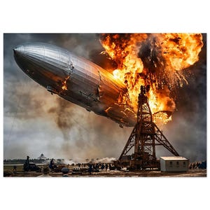 Peut inclure: Image dramatique du dirigeable Hindenburg en feu. Le dirigeable argenté est en partie détruit, avec des flammes et de la fumée. Une grande structure de support et une foule de personnes sont visibles en arrière-plan.