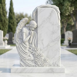 Puede incluir: Una lápida de mármol blanco con una figura de ángel tallada y rosas. El ángel tiene las manos juntas y grandes alas, y las rosas están en la base. La lápida está en un cementerio, con otras lápidas y árboles al fondo.
