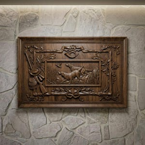 Puede incluir: Un relieve rectangular de madera marrón oscuro que representa una escena de caza. La obra de arte detallada presenta perros, un rifle, un cuerno de caza y follaje. El relieve está enmarcado y montado en una pared de piedra.