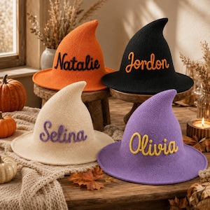 Può includere: Quattro cappelli a punta in arancione, nero, crema e viola, ognuno con un nome ricamato in un colore a contrasto: Natalie in nero, Jordon in arancione, Selina in viola e Olivia in giallo. I cappelli hanno un aspetto testurizzato a maglia.