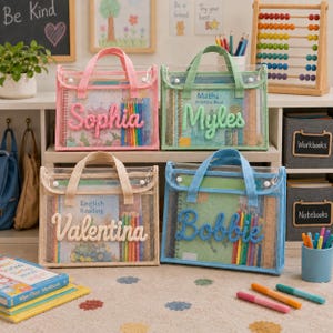 Könnte beinhalten: Vier rechteckige, durchsichtige Kunststofftaschen mit Stoffgriffen, die jeweils mit einem Namen aus erhabenen Garnbuchstaben personalisiert sind. Die Taschen enthalten Notizbücher, Buntstifte und Lineale mit den Namen Sophia, Myles, Valentina und Bobbie.