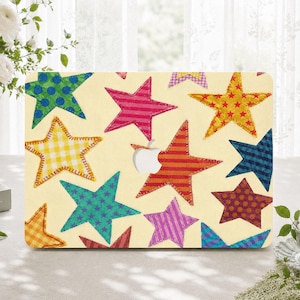 Può includere: Una skin per laptop con sfondo color crema e un motivo ripetuto di stelle multicolori. Le stelle presentano varie texture e stampe, tra cui pois, righe e quadretti vichy nelle tonalità del blu, rosa, giallo e rosso.