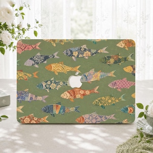 Puede incluir: Una funda para portátil con un patrón repetitivo de siluetas de peces sobre un fondo verde oliva. Cada pez está relleno con distintos patrones geométricos y florales en tonos naranja, azul, amarillo y rosa.