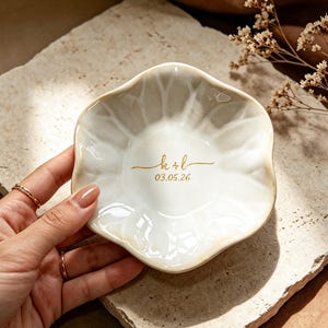 Personalisierte Keramik Schmuckschale, benutzerdefinierte Initialen Ring Keramik Tablett, gravierte Ohrringe Halter mit Namen, Brautjungfer Geschenk, Hochzeitsgeschenk für Sie