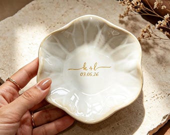 Gepersonaliseerde keramische sieradenschaal, keramisch dienblad met aangepaste initialen ring, gegraveerde oorbellenhouder met naam, cadeau bruidsmeisje, huwelijkscadeau voor haar