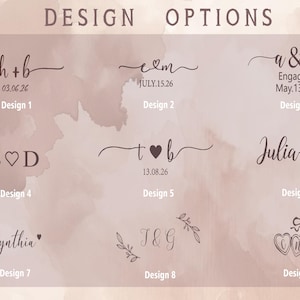 Op de afbeelding: Een selectie van ontwerpopties met elegante kalligrafie en datums. Ontwerpen omvatten initialen, namen en zinnen zoals "Engaged" en "Bridesmaid". De tekst is donker tegen een zachte achtergrond in aquarel-stijl.