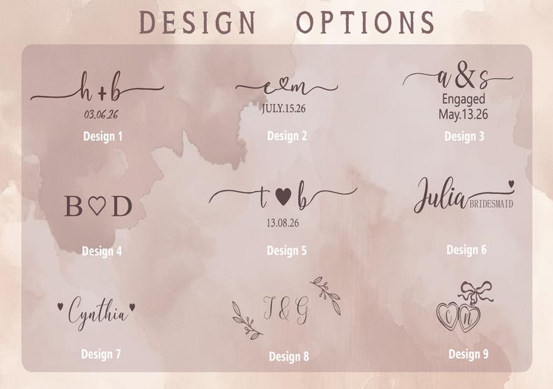 Op de afbeelding: Een selectie van ontwerpopties met elegante kalligrafie en datums. Ontwerpen omvatten initialen, namen en zinnen zoals "Engaged" en "Bridesmaid". De tekst is donker tegen een zachte achtergrond in aquarel-stijl.