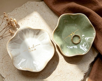 Benutzerdefinierte Keramik verlobt Ringtablett für Mr und Mrs Geschenk, personalisierte Schmuckstück Teller für Hochzeit Datum Geschenke, kundenspezifische Schmuckschale mit Name