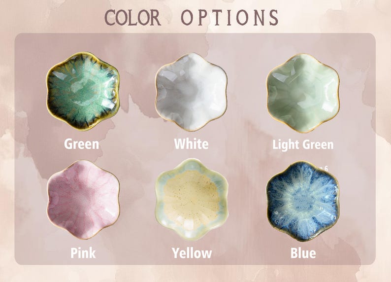 Op de afbeelding: Zes kleine keramische schaaltjes in groen, wit, lichtgroen, roze, geel en blauw. Elk schaaltje heeft een bloemvorm met een gouden rand. De tekst "COLOR OPTIONS" staat bovenaan.
