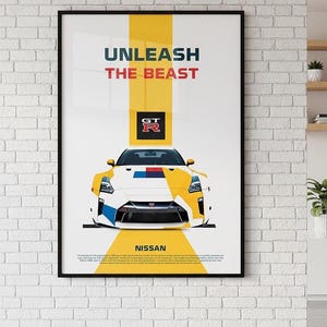 Puede incluir: Póster enmarcado con un coche deportivo Nissan GT-R amarillo, blanco, azul y negro. El póster tiene el texto "UNLEASH THE BEAST" en rojo y verde, con el logotipo de Nissan y la palabra "NISSAN" en la parte inferior.