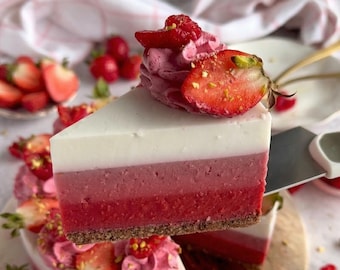 Ciasto warstwowe truskawkowo-malinowe bez pieczenia – wegańskie i bezglutenowe, zdrowy deser, plik PDF do druku