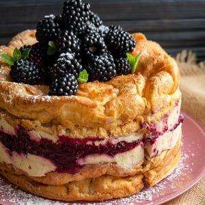 Pode incluir: Um conjunto de três canecas de cerâmica com acabamento fosco e salpicado. As canecas são em tons de creme, cinza claro e cinza escuro. Cada caneca tem um design simples e minimalista e uma alça arredondada.