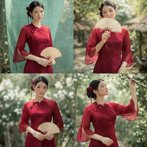 Puede incluir: Imagen de cuatro paneles de una mujer con un vestido rojo con mangas transparentes y un abanico a juego. El vestido tiene un cuello alto y bordados florales. La mujer tiene el pelo oscuro peinado con una flor roja. El fondo incluye vegetación e iluminación suave.
