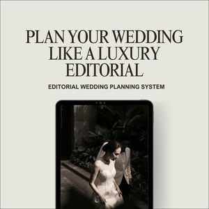 Könnte beinhalten: Ein digitales Tablet zeigt eine Hochzeitsszene mit Braut und Bräutigam. Der Text "PLAN YOUR WEDDING LIKE A LUXURY EDITORIAL" steht oben, darunter "EDITORIAL WEDDING PLANNING SYSTEM". Der Hintergrund ist ein neutrales Beige.