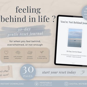 以下が含まれることがあります： 「You're Not Behind Journal」と「30 Day Gentle Reset」のテキストが表示されたタブレット上のデジタルジャーナル。画像には「feeling behind in life?」と「start your reset today」のフレーズも含まれています。