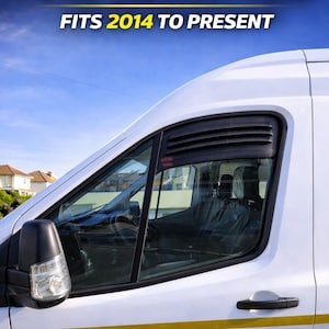 Op de afbeelding: Witte Ford Transit MK8 bestelwagen met een zwarte raamvizier. De tekst "FORD TRANSIT MK8 FITS 2014 TO PRESENT" wordt bovenaan weergegeven. De woorden "L/H SIDE" staan onderaan.
